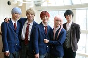 舞台「SCHOOL STAGE『ここはグリーン・ウッド』」初日会見より。左から手塚忍役の影山達也、池田光流役の長妻怜央、蓮川一也役の小西成弥、如月瞬役の大平峻也、脚本と演出を手がけたほさかよう。