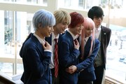 舞台「SCHOOL STAGE『ここはグリーン・ウッド』」初日会見より。左から手塚忍役の影山達也、池田光流役の長妻怜央、蓮川一也役の小西成弥、如月瞬役の大平峻也、脚本と演出を手がけたほさかよう。