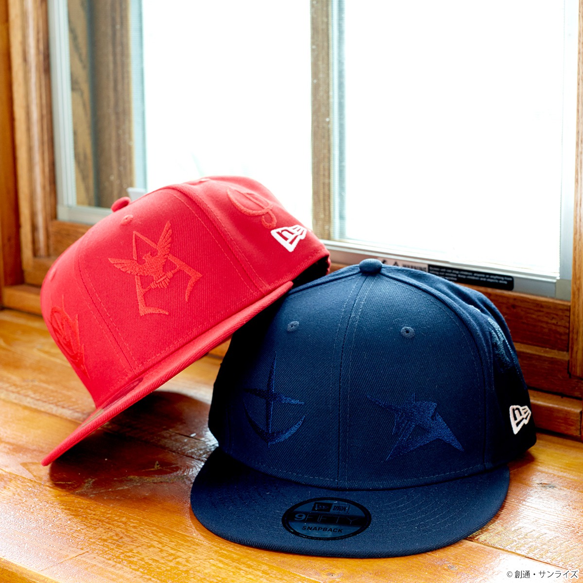 「STRICT-G × New Era 9FIFTY『機動戦士ガンダム』40周年記念 」アムロモデルとシャアモデル。