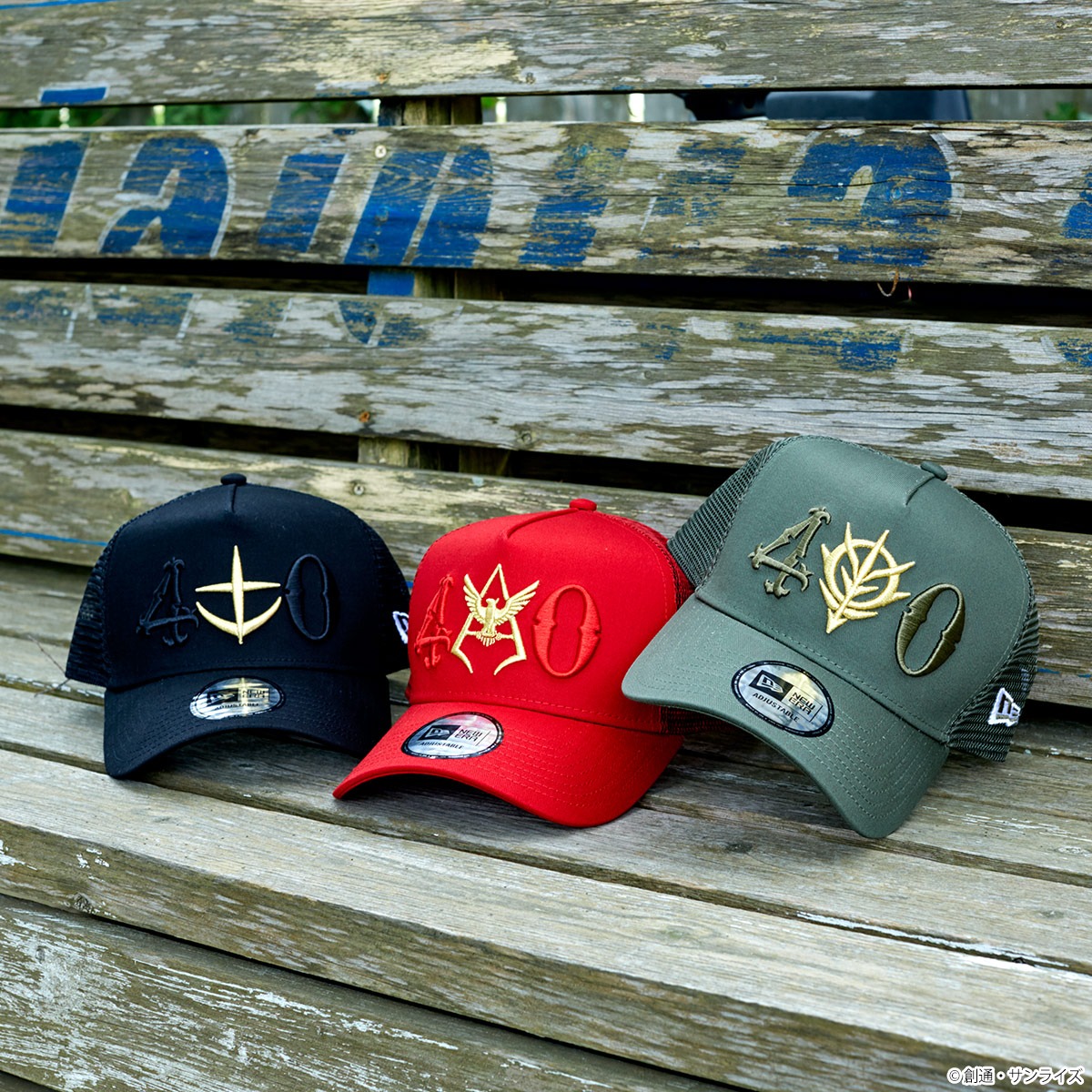 「STRICT-G × New Era 9FORTY A-Frame Trucker 『機動戦士ガンダム』40周年記念」地球連邦軍モデル、シャアモデル、ジオン軍モデル。