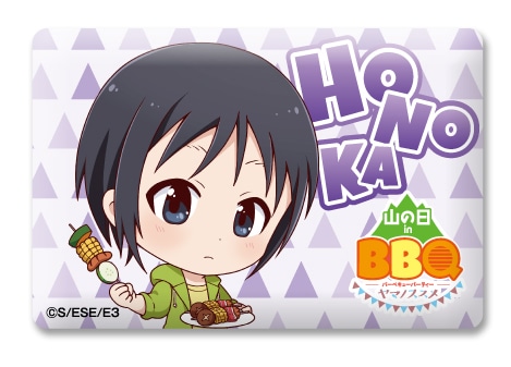 「『ヤマノススメ サードシーズン』バーベキューパーティーin山の日」で販売される「トレーディングイベントピンバッジ」。