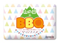 「『ヤマノススメ サードシーズン』バーベキューパーティーin山の日」で販売される「トレーディングイベントピンバッジ」。