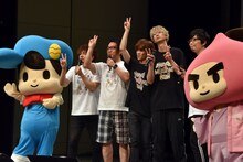 左から松田名作、那須晃行（なすなかにし）、中西茂樹（なすなかにし）、小野賢章、江口拓也、新海岳人監督、スウィーツ。