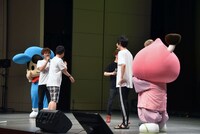 撮影タイムで「背中も撮れよ！」と張り切る中西茂樹。