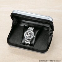 「懸糸傀儡 あるるかん 機械式腕時計」と特製ケース。