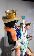 ギターソロに合わせてエアギターを披露するブルック。