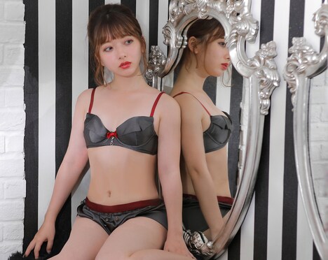 「セバスチャン・ミカエリスモデル ランジェリーセット」着用イメージ