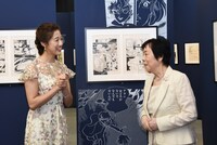 原画を見ながら楽しそうにトークする仙名彩世、萩尾望都。