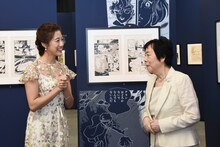 原画を見ながら楽しそうにトークする仙名彩世、萩尾望都。