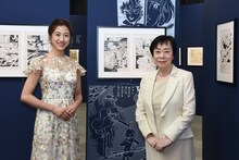 会場内にて。左から仙名彩世、萩尾望都。