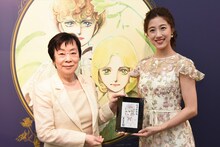 左から萩尾望都、仙名彩世。