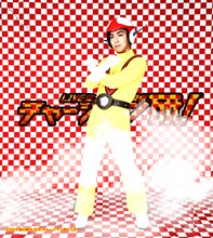 安達勇人扮するチャージマン研（泉研）。