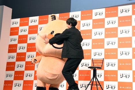 ヨムビーに抱きつく高橋一生。