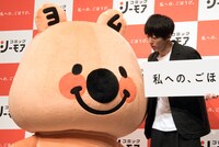 フォトセッション時、カメラマンからの「もっと笑顔でお願いします」という注文に応えるようヨムビーに促す高橋一生。