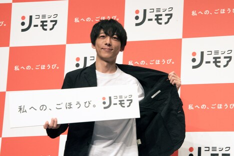 「お疲れシーモア、する？」のポーズをとる高橋一生。