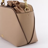 南イタリアモデルのバッグ。