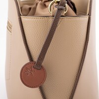 南イタリアモデルのバッグ。