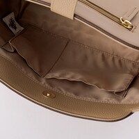 南イタリアモデルのバッグ。