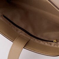 南イタリアモデルのバッグ。