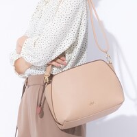 南イタリアモデルのバッグの使用イメージ。