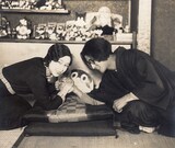 「のらくろグッズと田河夫婦」（1934年）個人蔵 (c)田河水泡