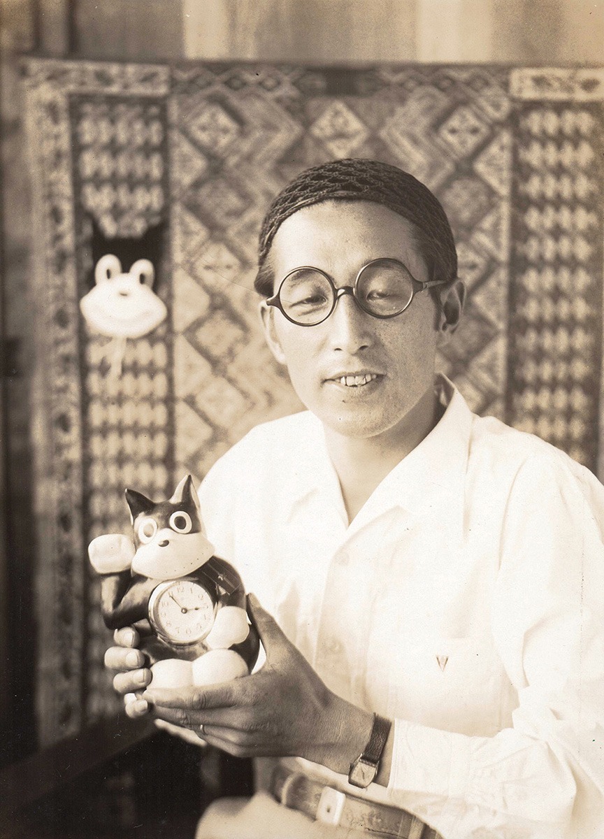 「のらくろの玩具を手にした田河水泡」（1935年頃）個人蔵 (c)田河水泡
