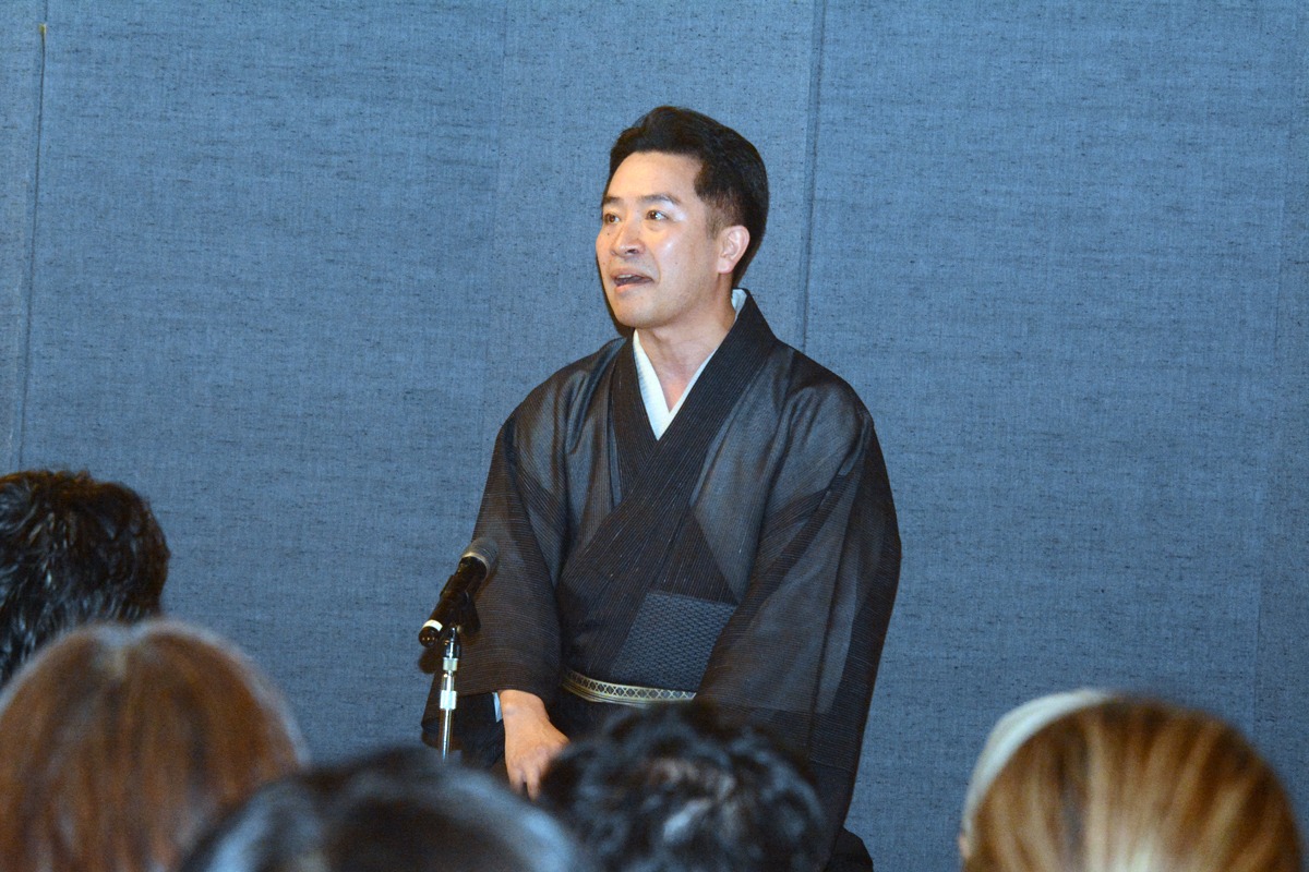 「死神」を披露する金原亭馬玉。