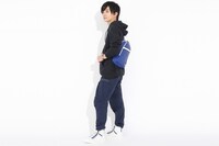 「ARIAカンパニー モデル ボディバッグ」「ARIAカンパニー モデル ハイカットスニーカー」着用イメージ