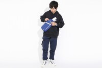 「ARIAカンパニー モデル ボディバッグ」「ARIAカンパニー モデル ハイカットスニーカー」着用イメージ