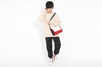 「姫屋 モデル ショルダーバッグ」「姫屋 モデル ハイカットスニーカー」着用イメージ