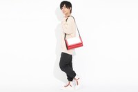 「姫屋 モデル ショルダーバッグ」「姫屋 モデル ハイカットスニーカー」着用イメージ