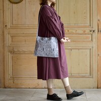 サコッシュの着用イメージ。