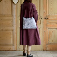 サコッシュの着用イメージ。