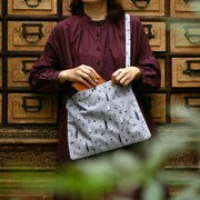 サコッシュの着用イメージ。