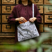 サコッシュの着用イメージ。