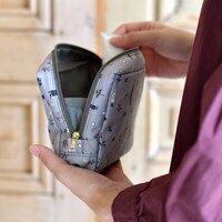 スクエアポーチの使用イメージ。