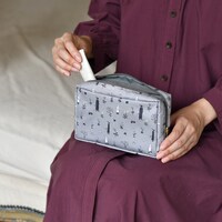 スクエアポーチの使用イメージ。