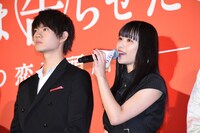 左から佐野勇斗、浅川梨奈。