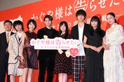実写映画「かぐや様は告らせたい～天才たちの恋愛頭脳戦～」舞台挨拶の様子。左から河合勇人監督、ゆうたろう、池間夏海、平野紫耀（King & Prince）、橋本環奈、佐野勇斗、浅川梨奈、堀田真由。