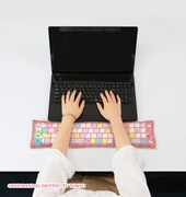 「PCクッション アイカツ！あかりちゃん」アームレストの使用イメージ。