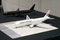 「関西国際空港エリア」に展示される飛行機。