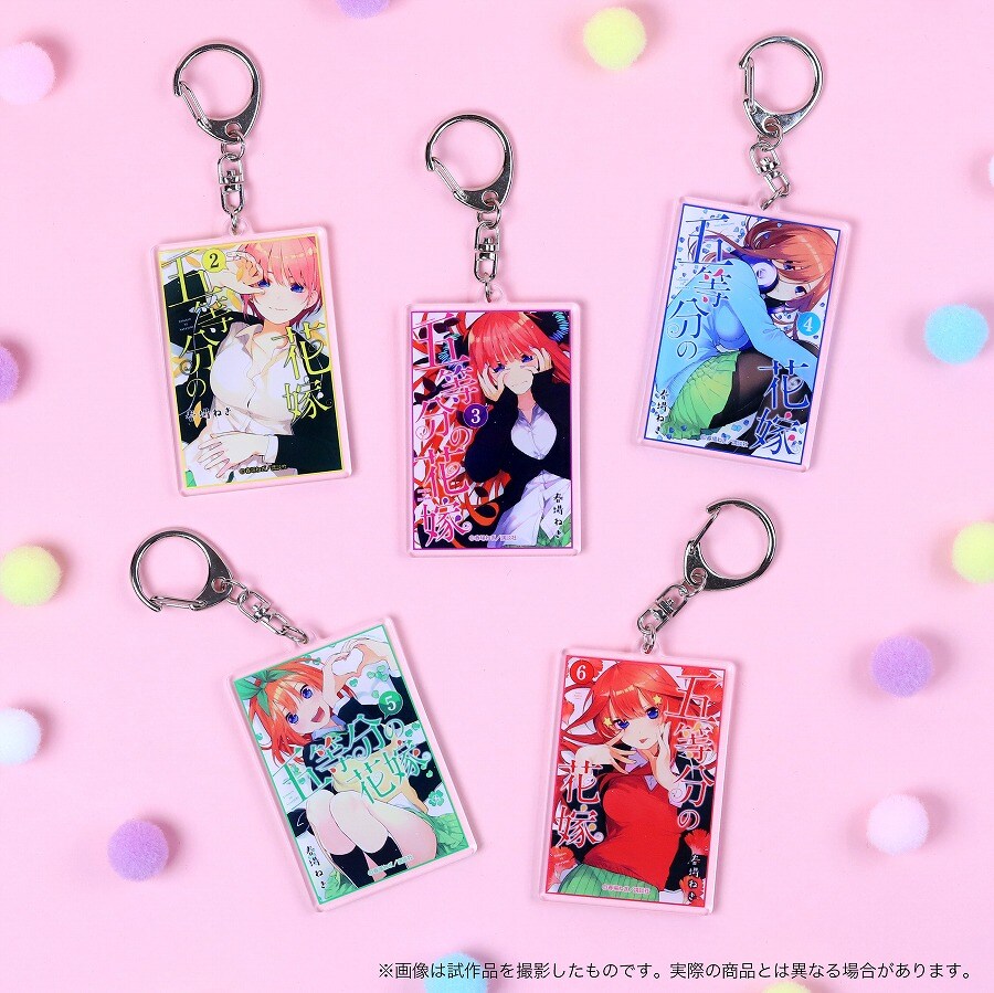 五等分の花嫁展」アクキーやスポーツタオル、“428Tシャツ”などグッズ