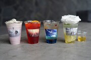 左から「雨に思い馳せるブルーベリーヨーグルト」「夕日差すオレンジティー」「空の魚チアシードドリンク」「晴れるよレモネード」。