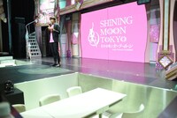 ショーレストランでは、ステージと客席の距離が近い。