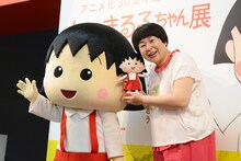 「アニメ化30周年記念 ちびまる子ちゃん展」の会場に訪れたまる子（左）、大島美幸（右）。