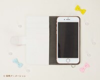 「おジャ魔女どれみ 20th Anniversary Ver. 汎用手帳型スマートフォンケース」の使用イメージ。