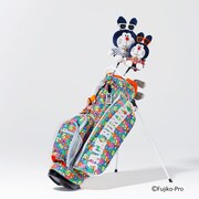 コラボアイテムのゴルフバッグ、ドライバー用ヘッドカバーの使用イメージ。