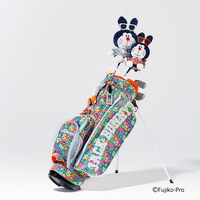 コラボアイテムのゴルフバッグ、ドライバー用ヘッドカバーの使用イメージ。