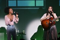 左からナイ・ブリックス、セレイナ・アン。