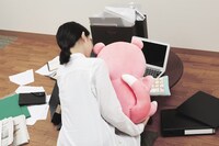 「ポケットモンスター　PCクッションヤドン」の使用イメージ。